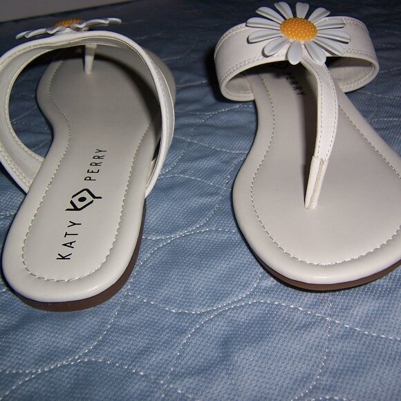 Katy Perry White Flower Thong Sandals - Picture 8 of 13